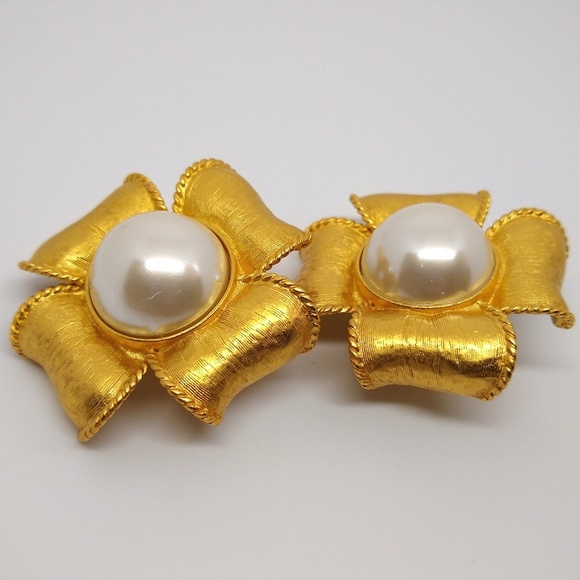 Brushed gold tone with faux pearl earrings - Picture 2 of 3